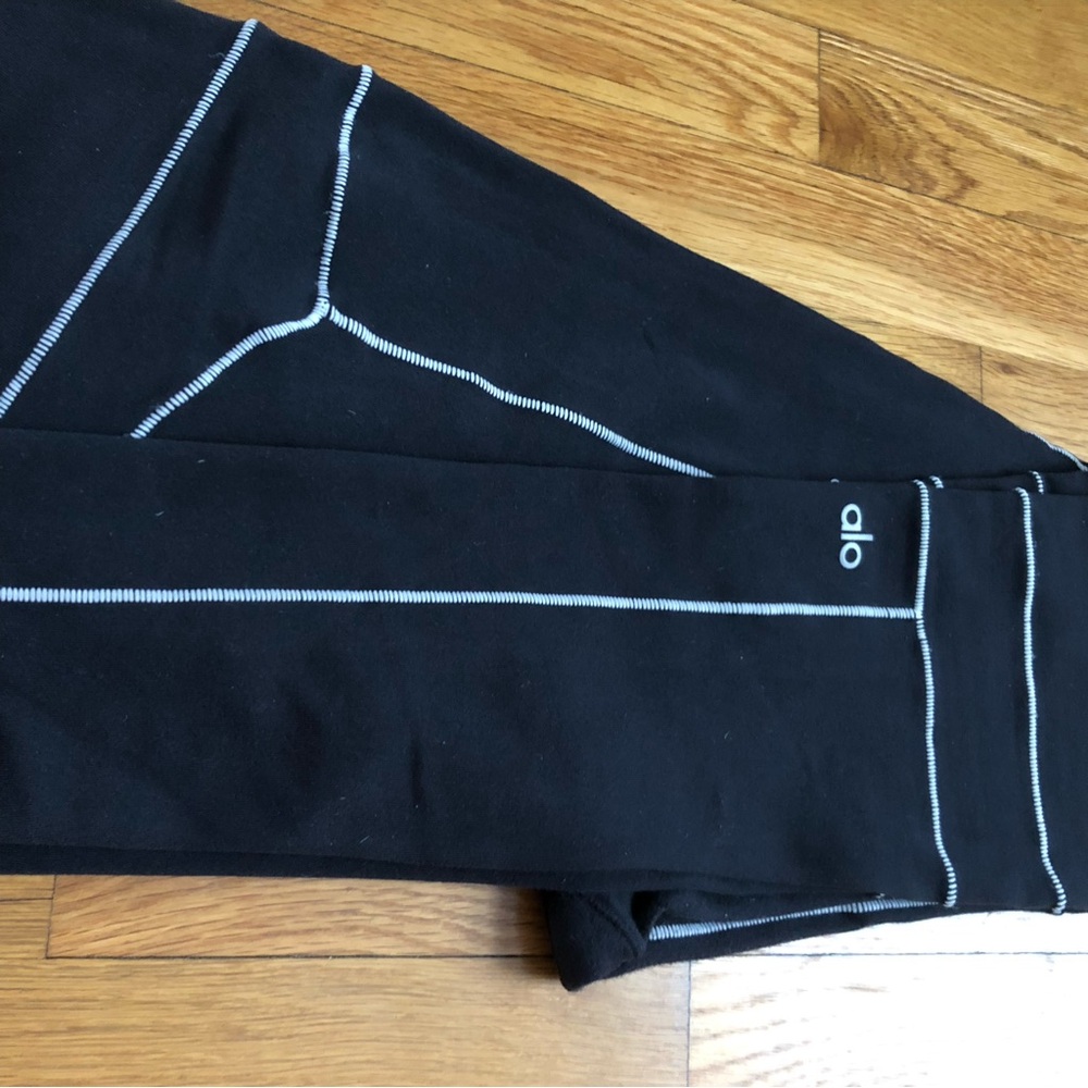 Alo Yoga Black Leggings with White Stitching